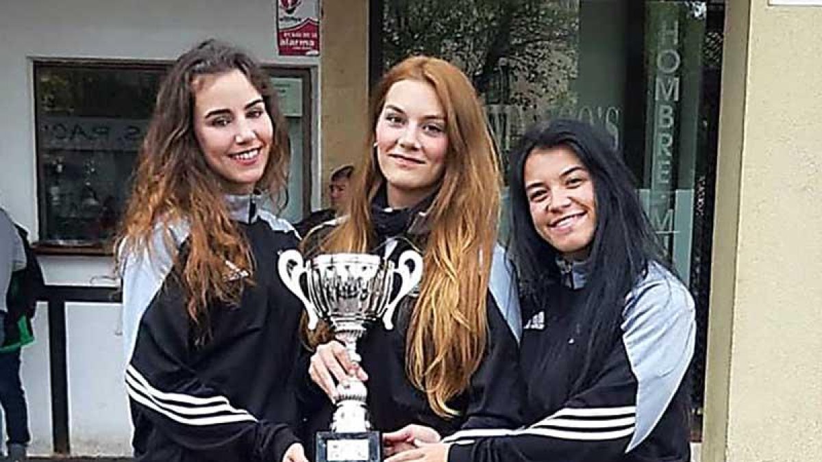 Hortelano, Massot y García posan con el trofeo de campeonas.-ECB