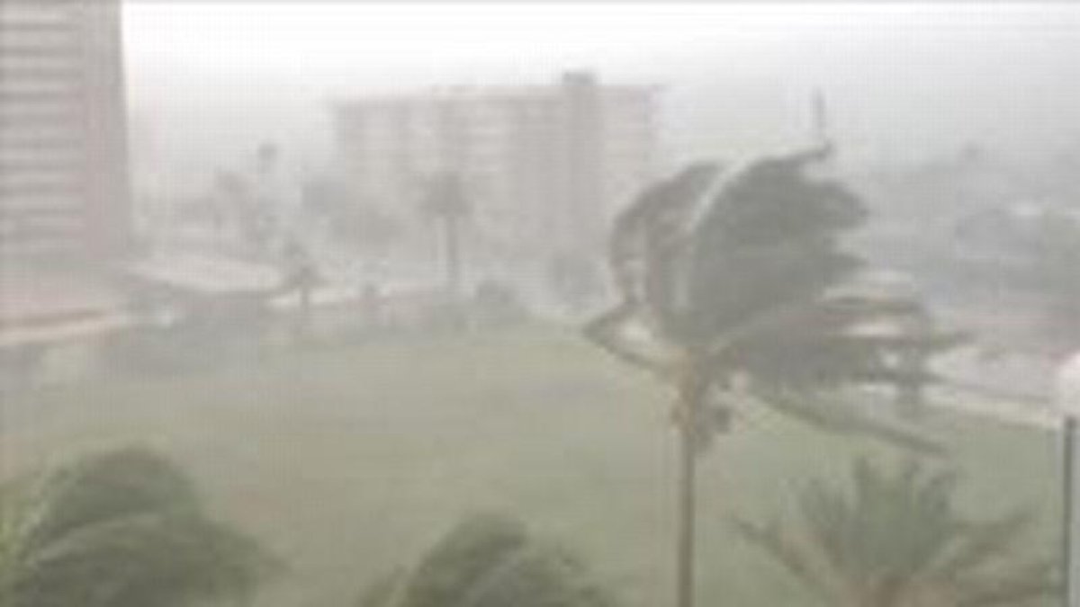 La tormenta Gordon se acerca a las costas de Florida y se convierte en un huracán.-REUTERS