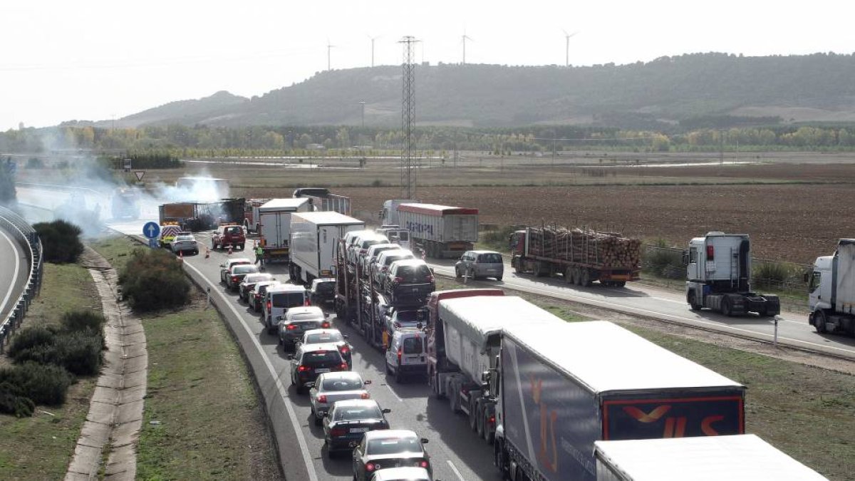 Un camión arde en la A-62, término municipal de Venta de Baños (Palencia), y obliga al cierre de la circulación-Ical
