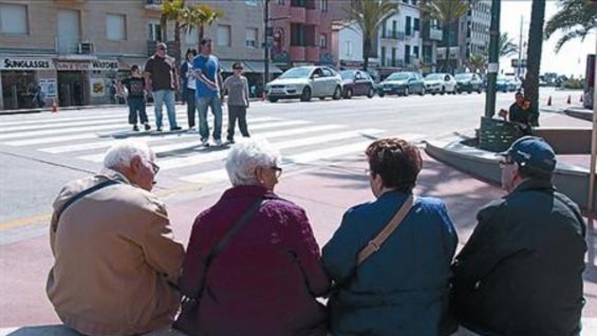 Jubilados tomando el sol en Lloret.-JOAN CASTRO