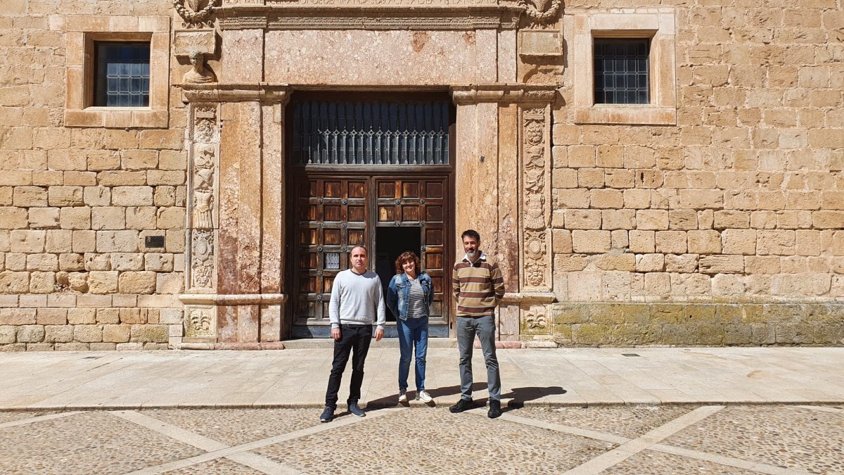 El alcalde de Peñaranda, Fernado Rioja, junto a los concejales, Paloma Plaza e Iván de la Vega