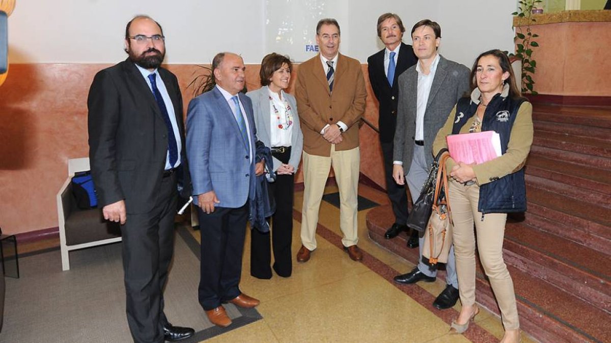 Benavente, en el centro, con parlamentarios del PP.-Israel L. Murillo