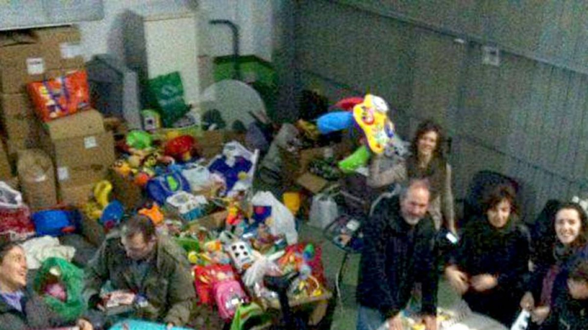 Parte del equipo de 50 personas que ha participado en la recogida.-ECB