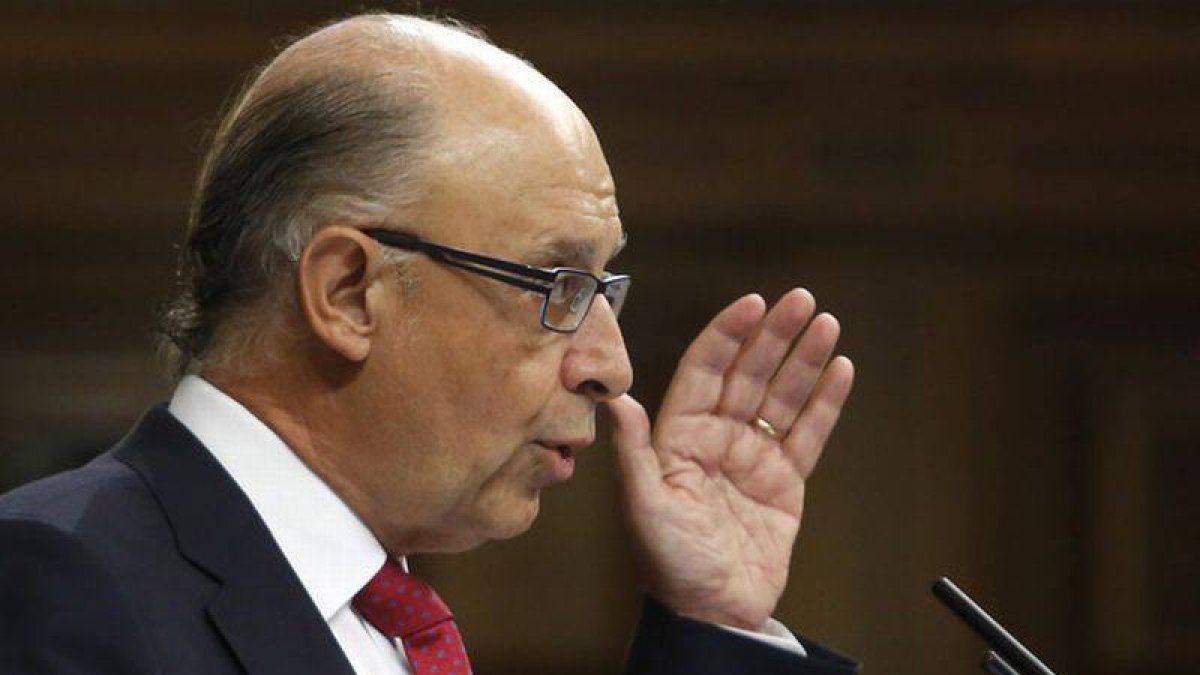 El ministro de Hacienda, Cristóbal Montoro, en el Congreso.-Foto: JUAN MANUEL PRATS