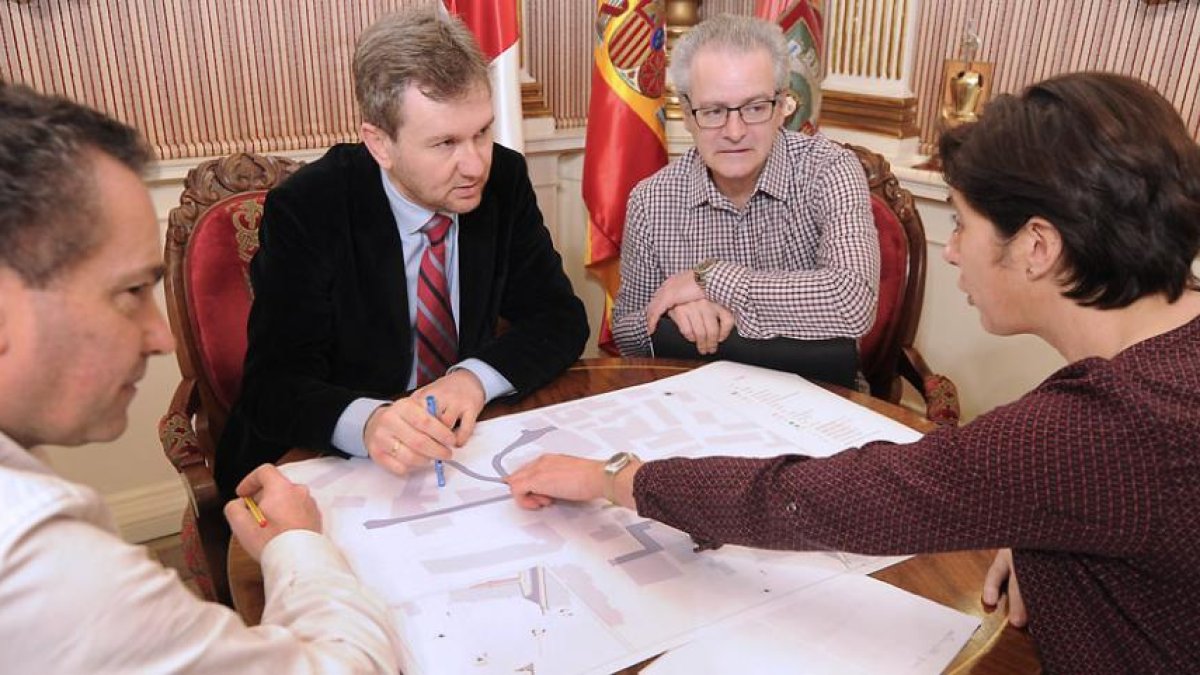 El alcalde, Javier Lacalle, y el técnico de urbanismo Luis María Arce explican a los representantes del consejo de barrio las actuaciones.-ISRAEL L. MURILLO