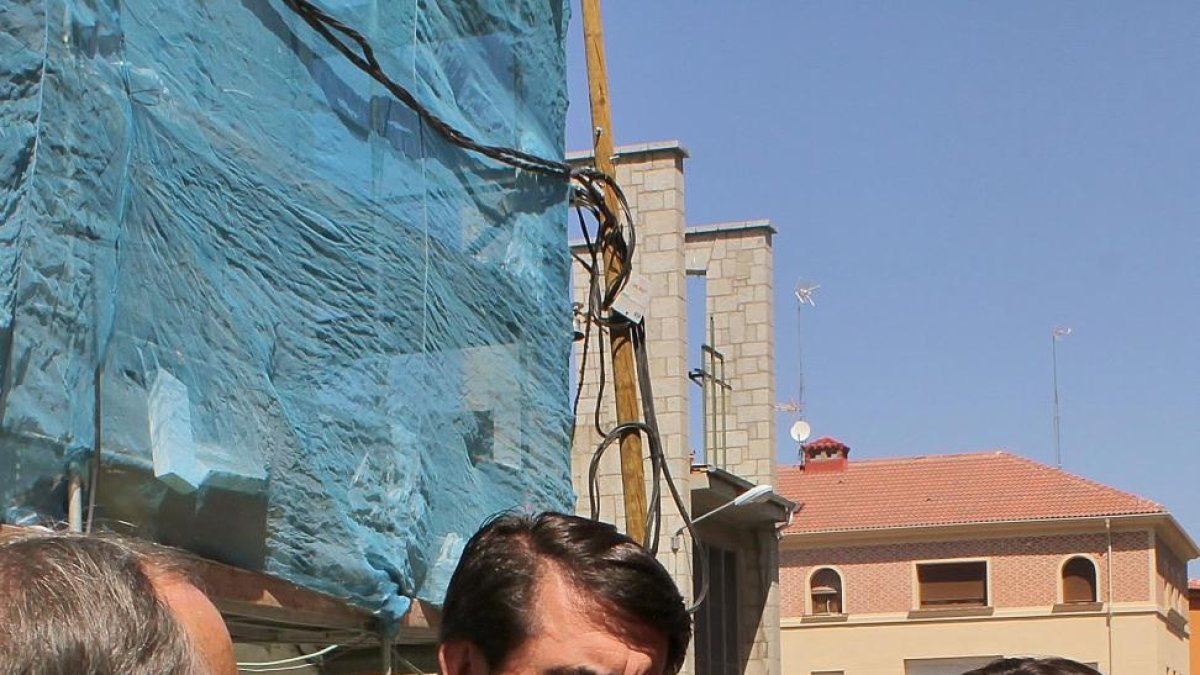 El consejero de Fomento y Medio Ambiente, Juan Carlos Suárez-Quiñones (C), visita el ARU del barrio de San José-El Palo de Mirasierra en Segovia-ICAL