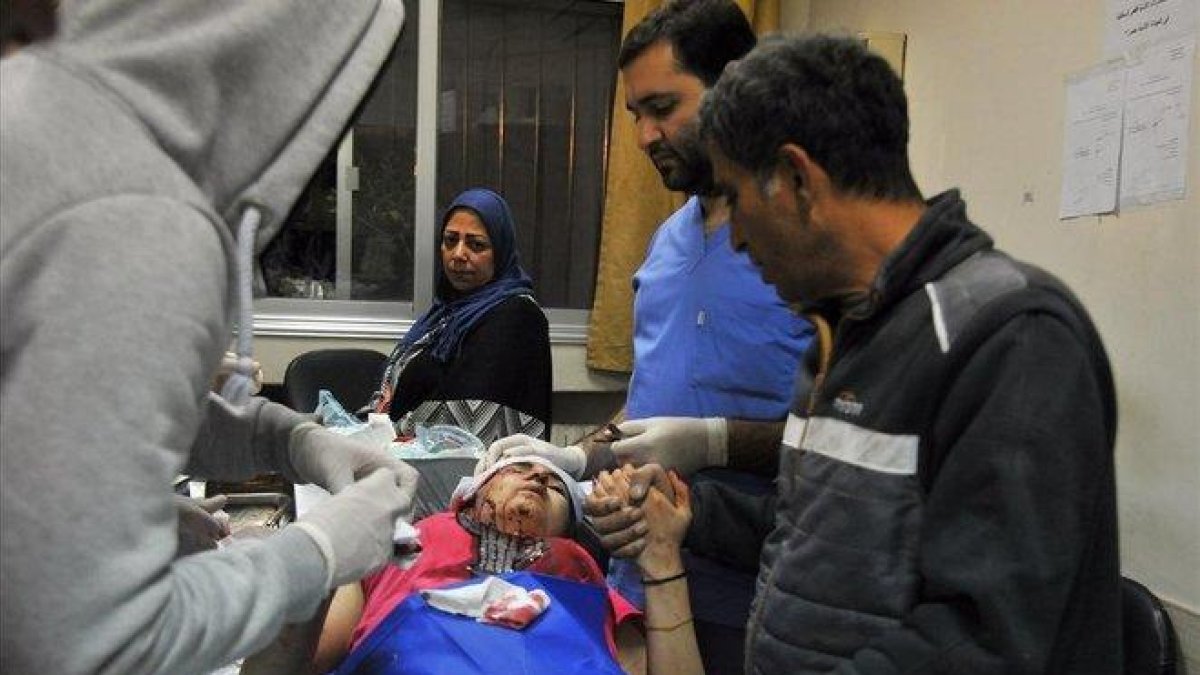 Personal sanitario de un hospital de Damasco atiende a una mujer herida en los ataques israelís en territorio sirio.-EFE