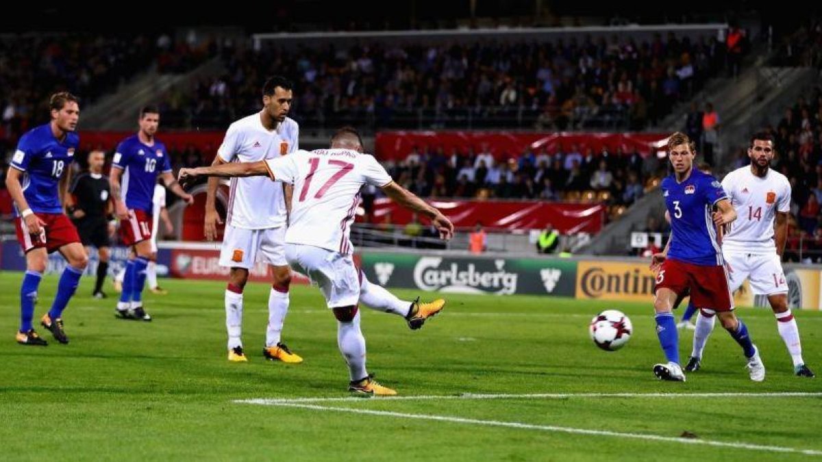 El jugador español Aspas, en el momento de marcar el séptimo gol ante Liechtenstein, en partido de clasificación para el Mundial de Rusia 2018.-CHRIS BRUNSKILL LTD