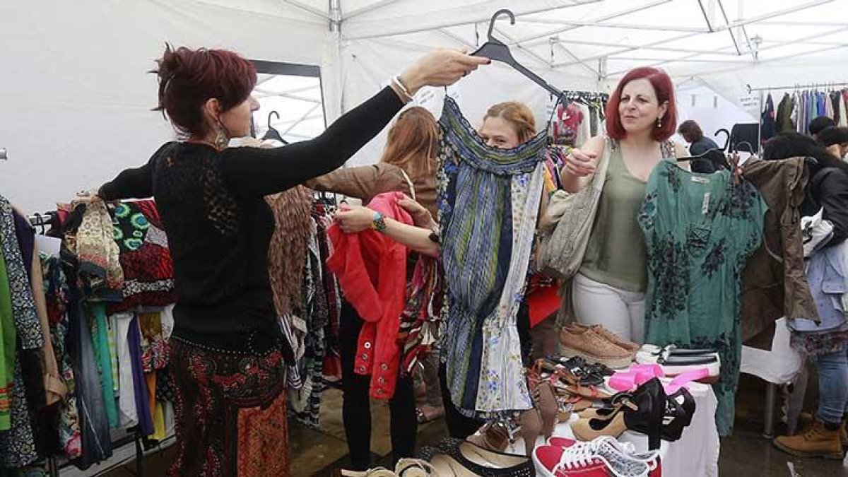 En esta venta especial se ponen a la venta prendas de moda, seleccionadas por su calidad y vistosidad.-RAÚL OCHOA