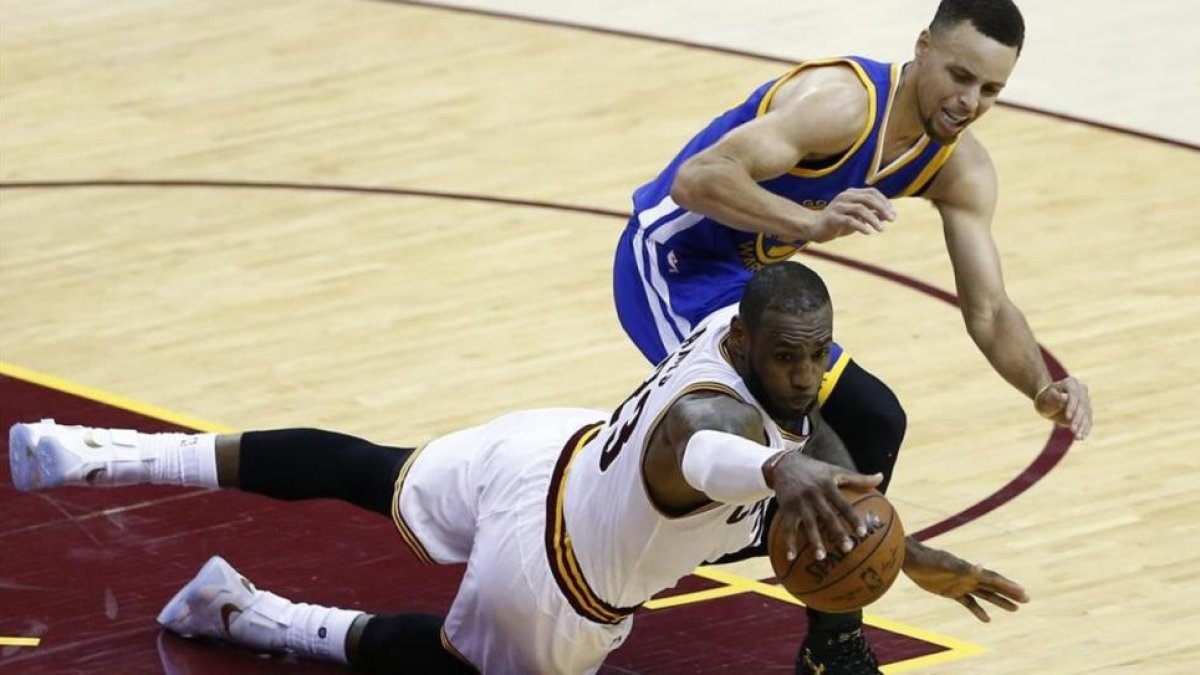 James y Curry disputan el balón en el sexto partido de la serie.-EFE / DAVID MAXWELL