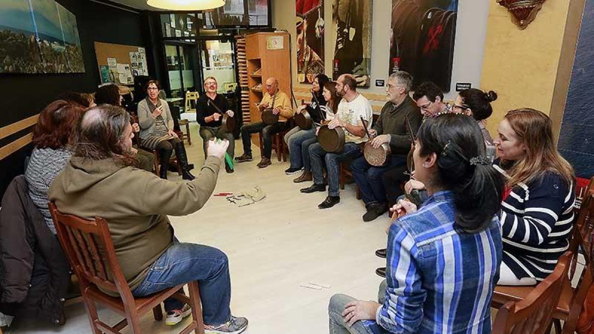 Quince personas asistieron al taller de percusión tradicional gallega impartido por Xosé Lois Romero.-Raúl Ochoa