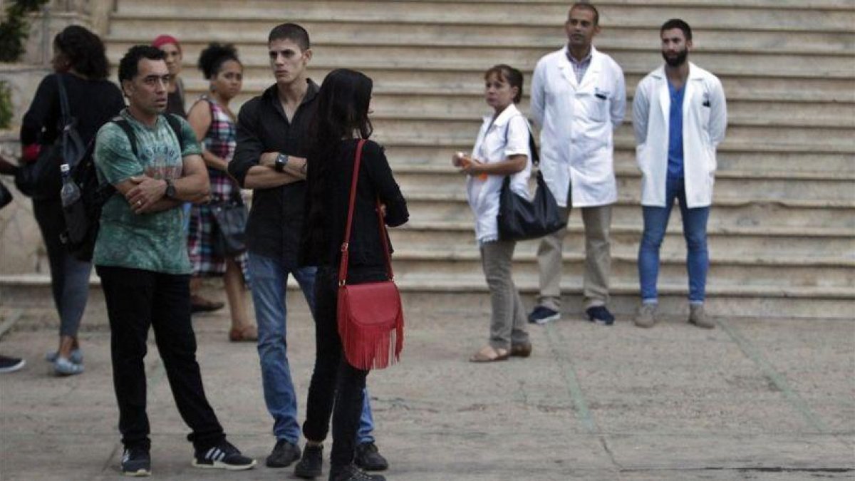 Amigos y familiares de la joven cubana Grettel Landrove asisten al lugar de su velatorio en La Habana el lunes 21 de mayo.-ERNESTO MASTRASCUSA (EFE)