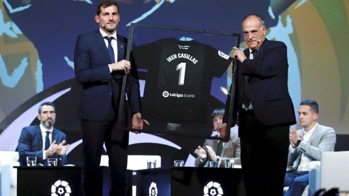 Casillas y Tebas, en el acto de presentación del portero del Oporto como icono de la Liga.-EFE / JAVIER LÓPEZ