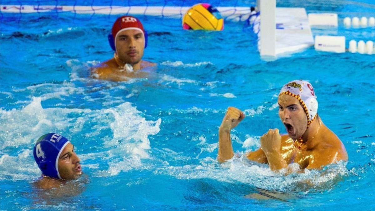 Roger Tahull celebra un gol contra Italia en semifinales. /-EFE / ENRIC FONTCUBERTA