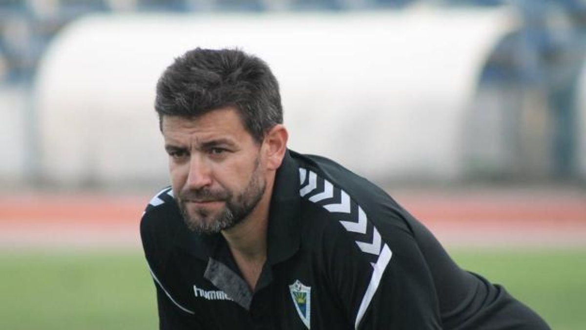 Fernando Estévez durante su etapa como técnico del Marbella.-DIARIOSUR.ES