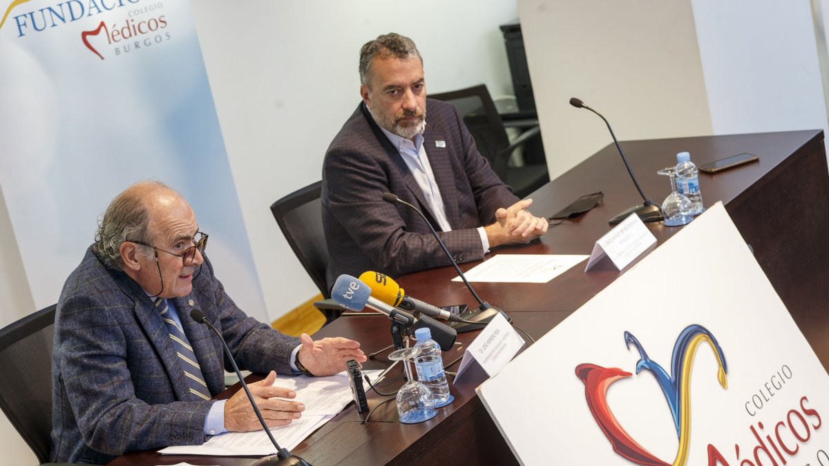 El vicepresidente de la Fundación Científica del COMBU, José Herrero, y el presidente del colegio, Joaquín Fernández de Valderrama. SANTI OTERO