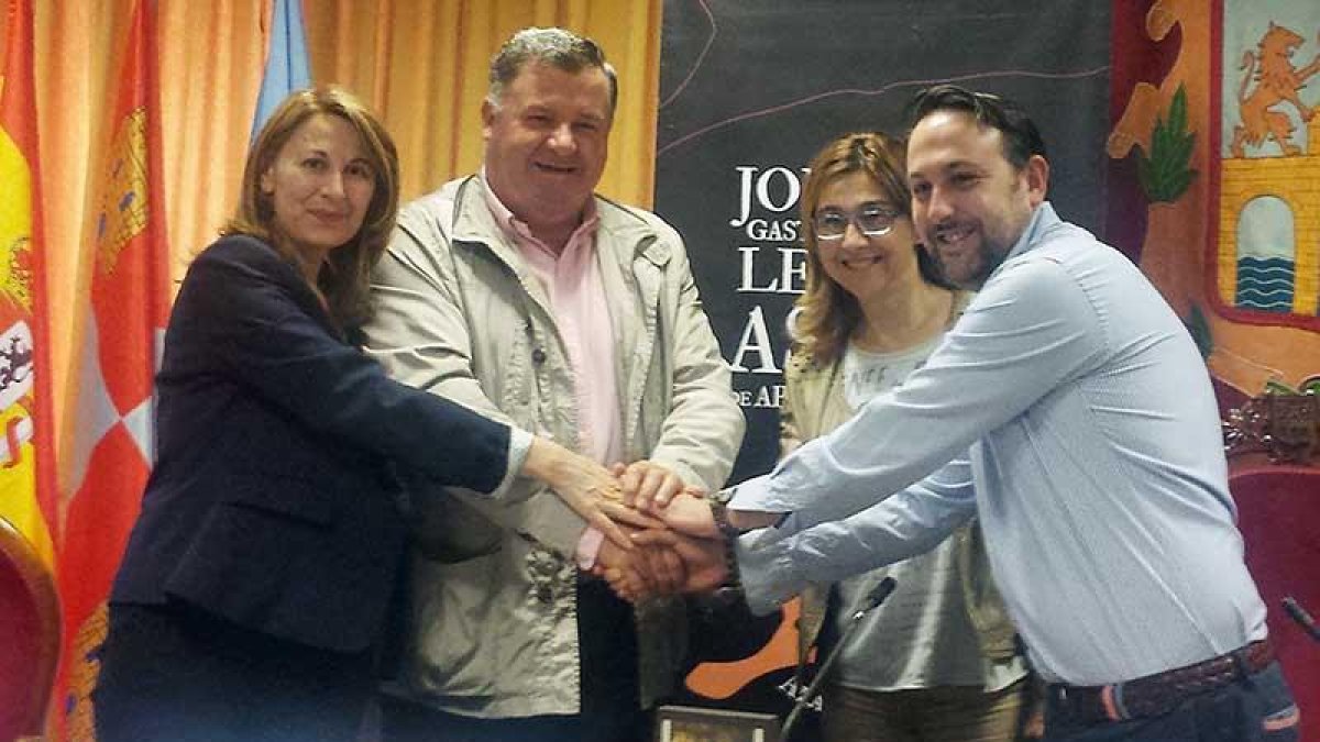 La alcaldesa y la concejala junto a Enrique Pascual y Félix Marina.-L.V.