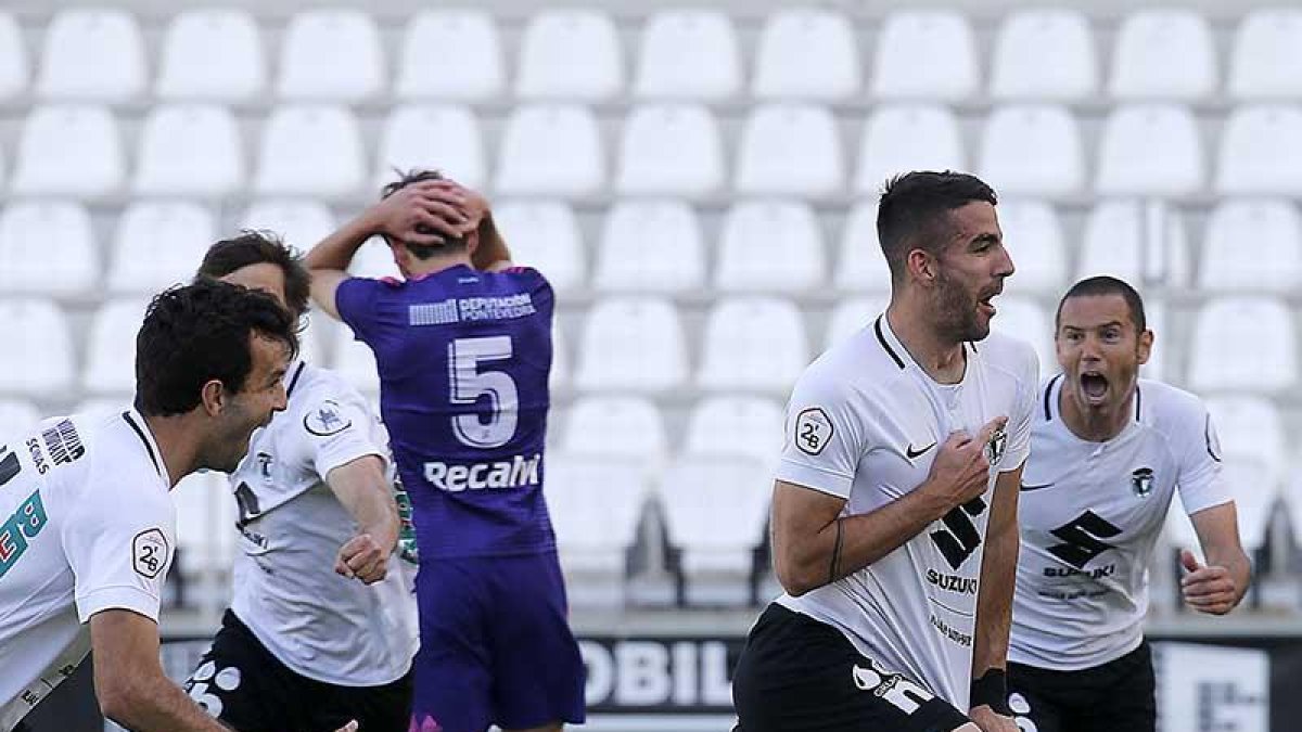 Undabarrena celebra el primer gol ante el Celta B.-SANTI OTERO