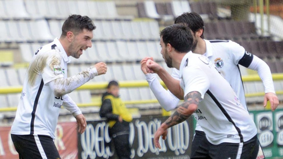 Carlos Ramos, Adrián y Andrés celebran el segundo gol del Burgos CF en la tarde de ayer.-ISRAEL L. MURILLO