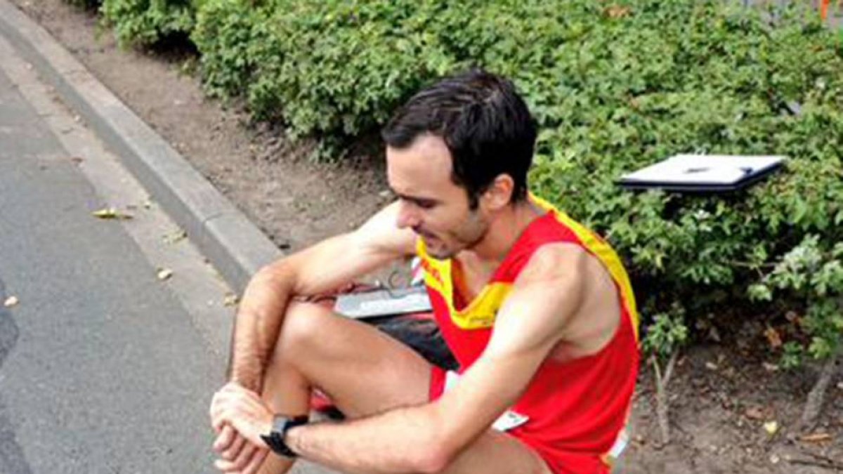 José Antonio Requejo toma aire tras abandonar la carrera.-TWITTER/@IRUNFAR