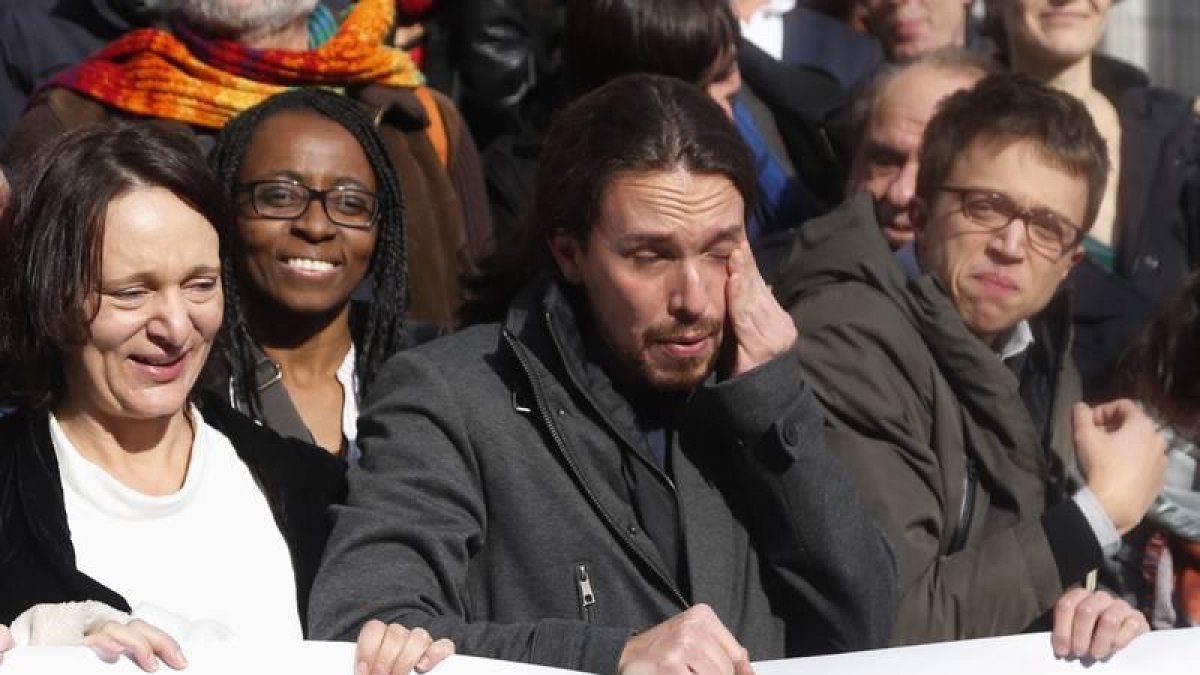 Pablo Iglesias, Xavier Domènech y Joan Baldoví entran en la rueda de prensa en la sede de Princesa, en Madrid.-JUAN MANUEL PRATS