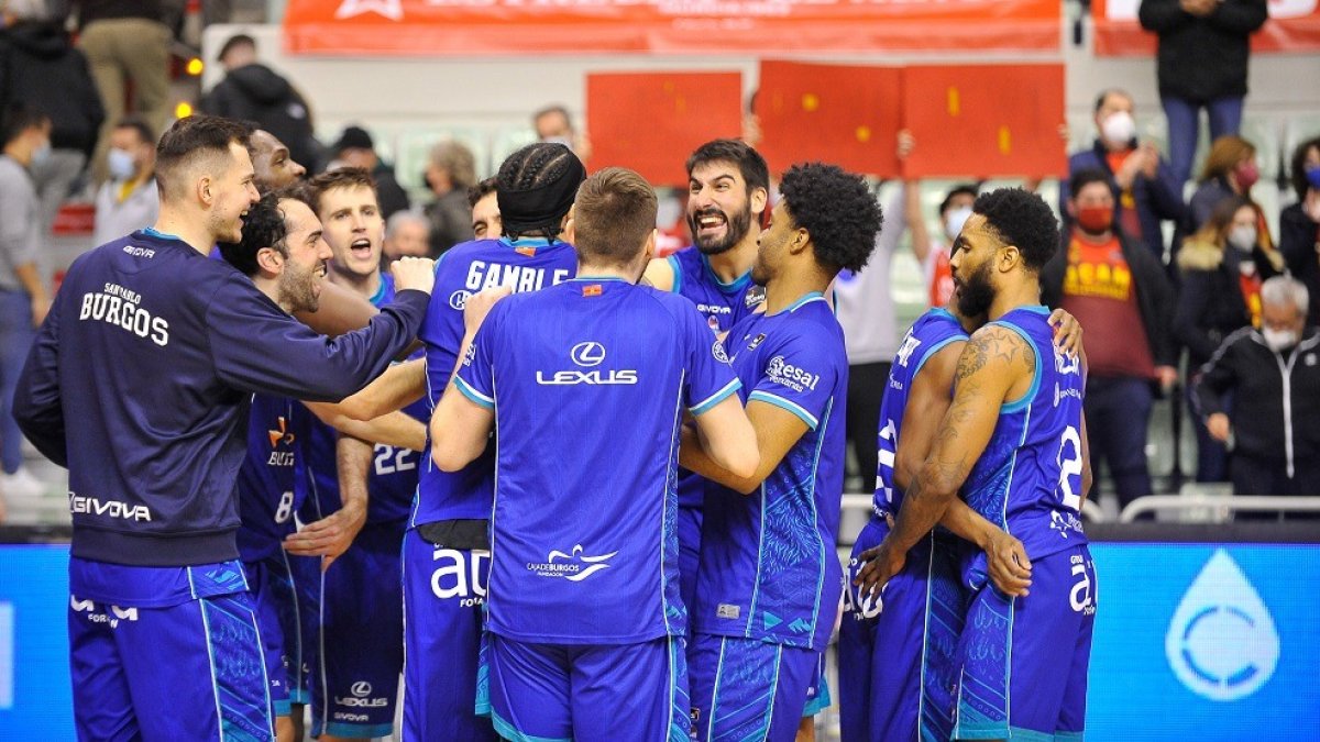 Los jugadores del San Pablo celebran su victoria en Murcia. ACB PHOTO / J. BERNAL