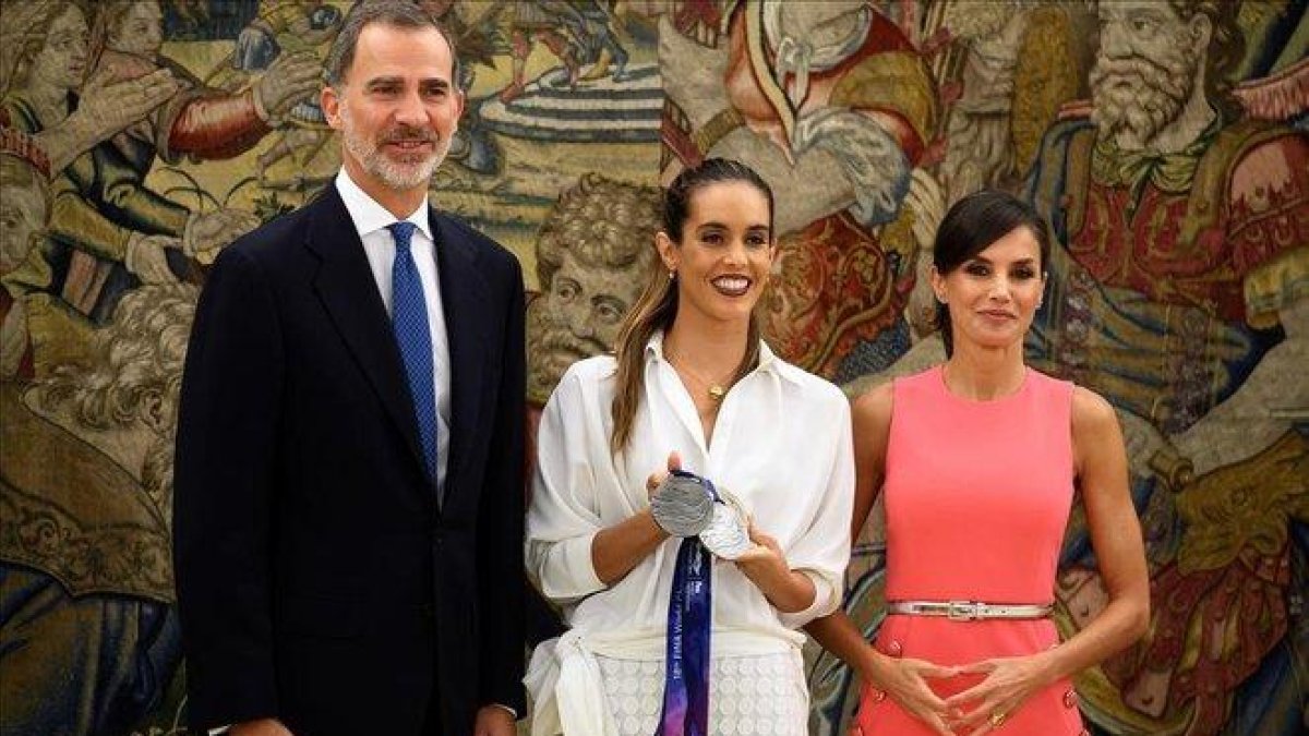 Ona Carbonell, entre los reyes Felipe y Letizia, en la audiencia de este martes en la Zarzuela.-EFE