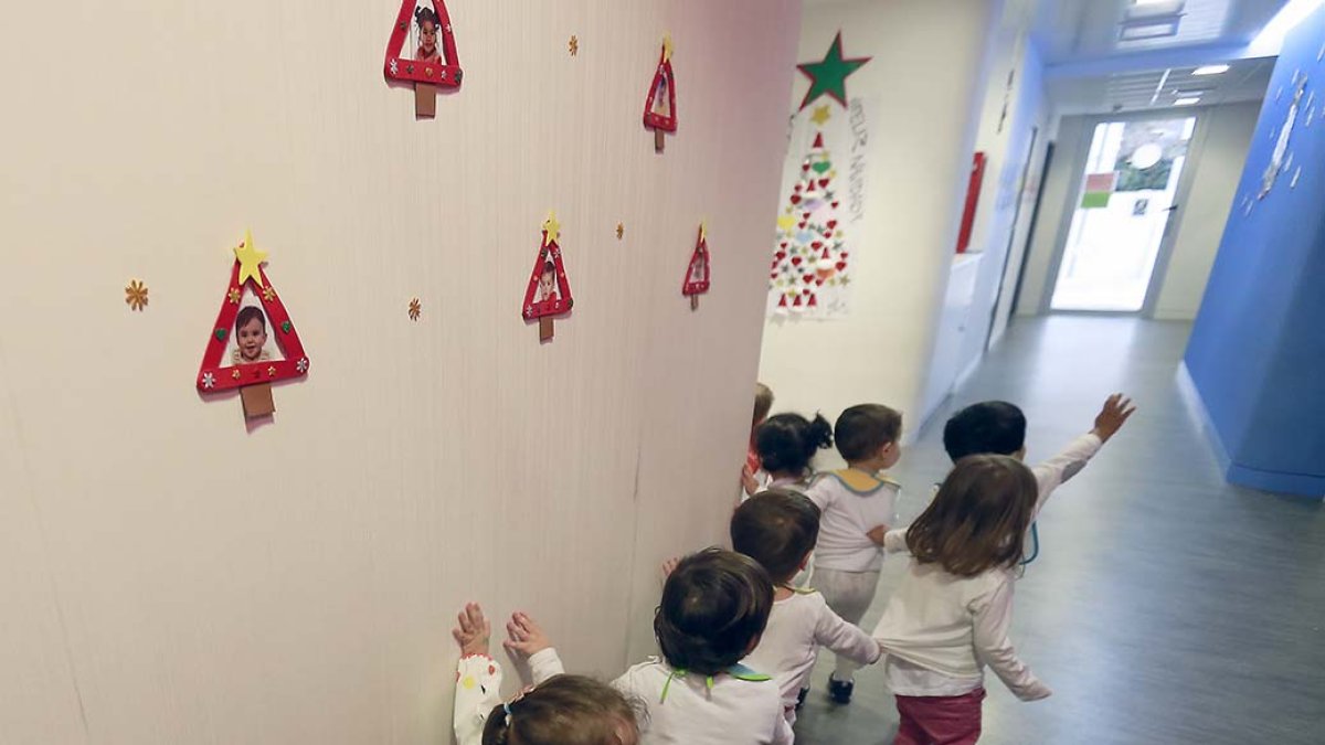 Varios niños hacen fila en la escuela infantil Pequeño Cid. RAÚL G. OCHOA