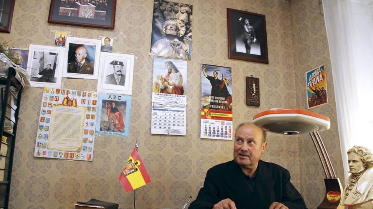 El párroco Jesús Calvo, en su despacho.-INTERVIÚ / PEIO GARCÍA