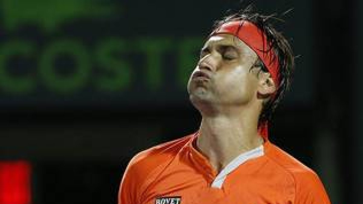 David Ferrer se lamenta tras cometer un fallo ante Novak Djokovic, en cuartos del torneo de Miami.-Foto:  EFE / RHONA WISE