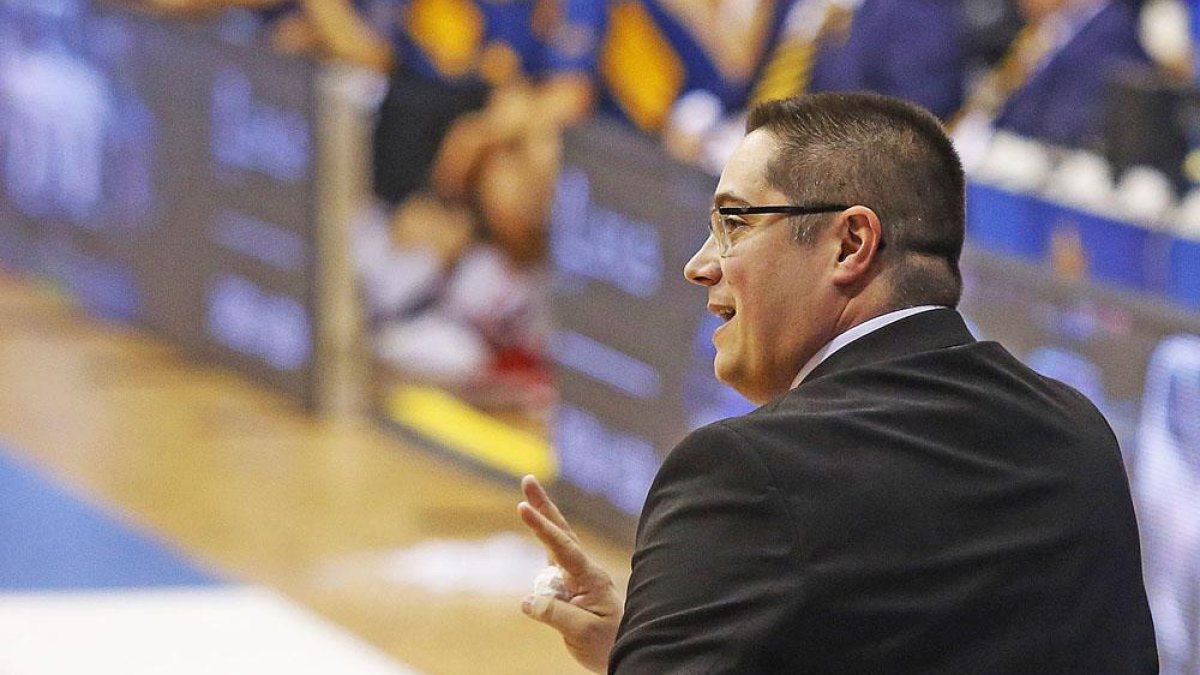 Epi marca el sistema a ejecutar durante un partido en el Coliseum.-SANTI OTERO
