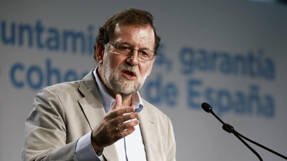 El presidente del Gobierno, Mariano Rajoy, interviene en la clausura de la reunión de la 23 Unión Intermunicipal del Partido Popular, celebrada hoy en Zaragoza.-EFE / JAVIER CEBOLLADA