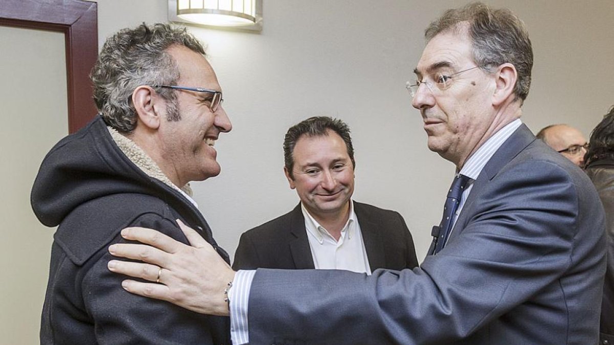 Un empresario felicita a Benavente tras revalidar su cargo de presidente de FAE.-SANTI OTERO