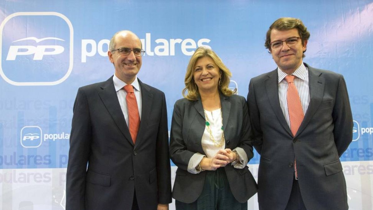 La secretaria de estado de Empleo, Engracia Hidalgo, junto al secretario provincial del PP, Javier Iglesias, y al secretario regional del PP, Alfonso Fernández Mañueco, participan en el acto 'Los presupuestos para el empleo organizado por el PP de Salaman-Ical