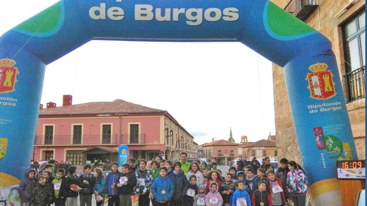 Óscar Arribas, escoltado por jóvenes de Lerma, tomó ayer la salida para completar los 125 kilómetros en solitario-ECB