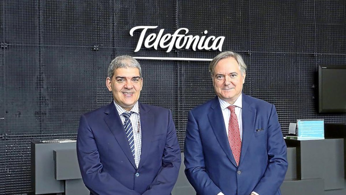 Antonio Ferreras, director del centro de I+D, y Adrián García Nevado, director general del territorio centro de Telefónica.-ICAL