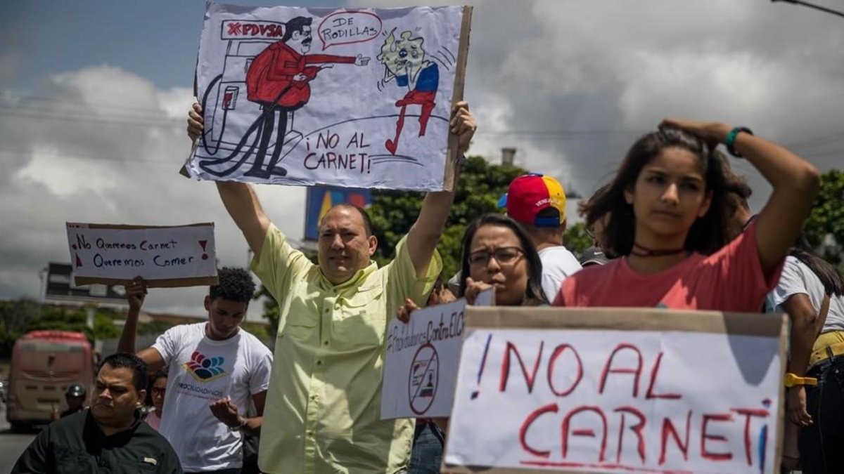 Manifestación contra la creación del carnet de la patria y otras medidas económicas impulsadas por Maduro, el pasado viernes, en Caracas.-MIGUEL GUTIÉRREZ (EFE)