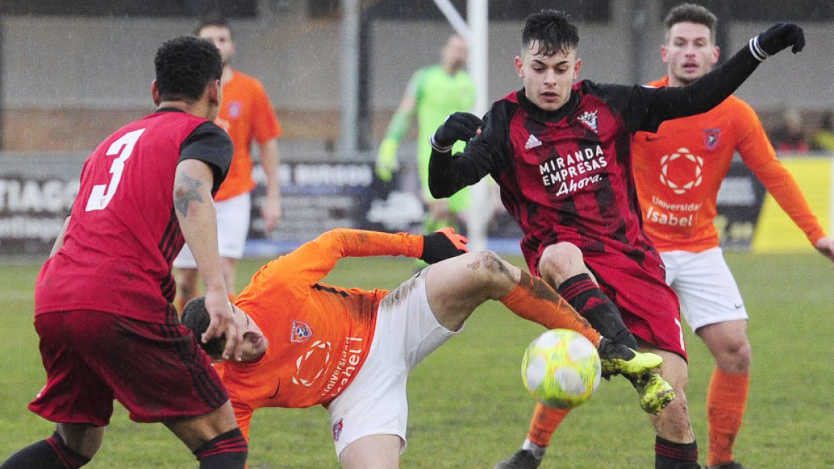 Asier Barahona (Isabel I) disputa un balón con Aitor (Mirandés B) durante el partido de ayer. ISRAEL L. MURILLO