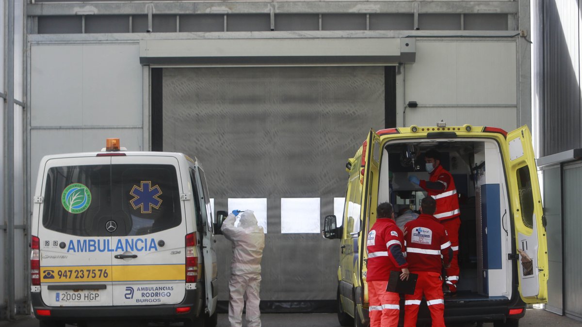 Imagen de sanitarios en el acceso de Urgencias del HUBU. RAÚL G. OCHOA