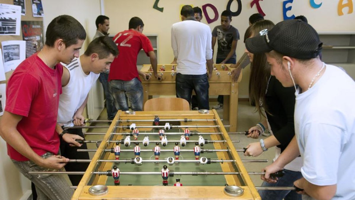 Unos chicos juegan al futbolín en el Espacio Joven. ECB