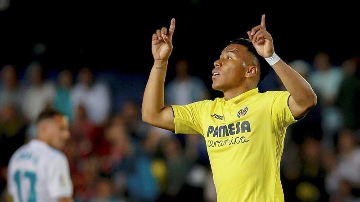 El delantero colombiano del Villarreal Roger Martínez celebra tras marcar el primer gol ante el Real Madrid.-EFE