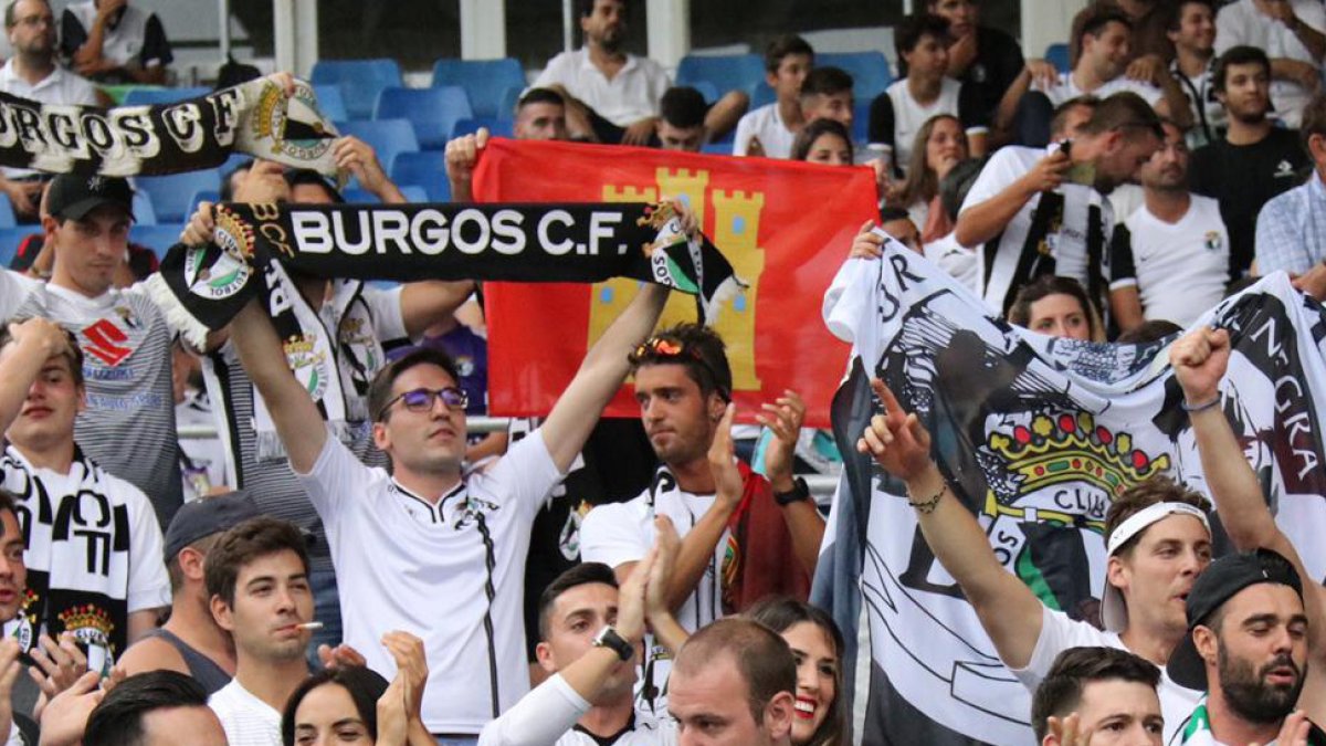 Seguidores del Burgos animan en un desplazamiento. BURGOS CF