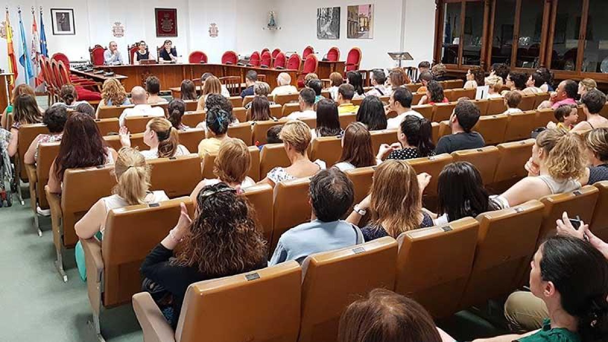 Padres, madres, niños y profesoras llenaron ayer el salón de plenos en la reunión con la alcaldesa, Raquel González.-L.V.