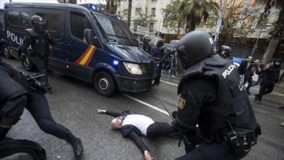 Una de las cargas policiales del 1-O en un centro de votación en Barcelona.-/ FERRAN NADEU