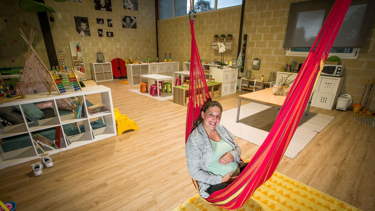 Sara Burgos, responsable del centro Mil Encinas, en el nuevo espacio educativo y de aprendizaje destinado a niños de dos a seis años. TOMÁS ALONSO