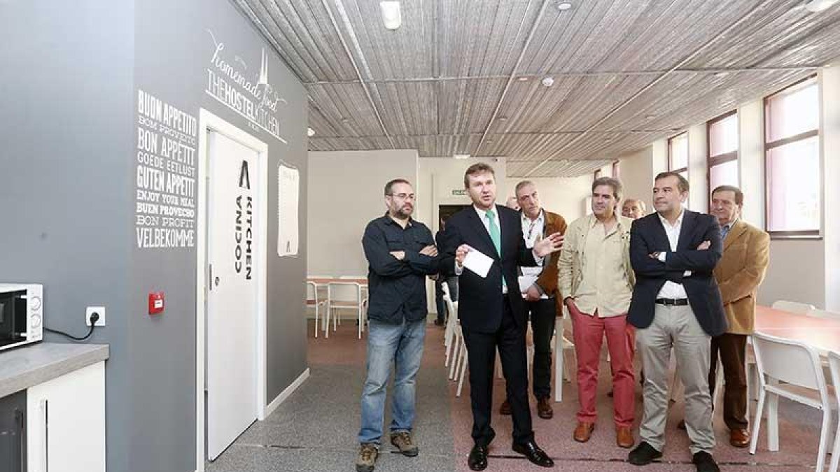 En el centro, Javier Lacalle, durante la inauguración del albergue.-RAÚL G. OCHOA