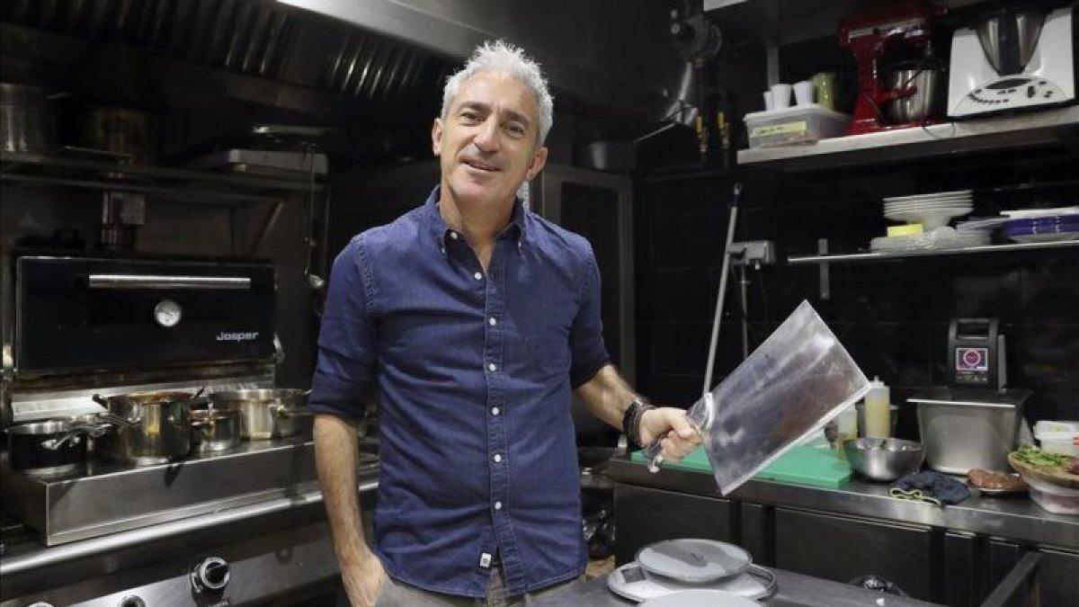 Jon Sistiaga, en el restaurante que acaba de abrir en Madrid.-BALLESTEROS / EFE