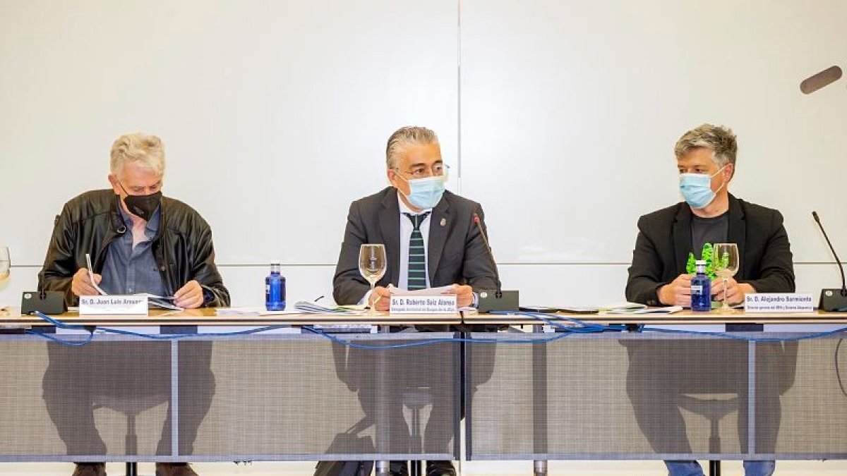 Juan Luis Arsuaga, Roberto Saiz y Alejandro Sarmiento, durante la presentación de la temporada estival de actividades del MEH. SANTI OTERO