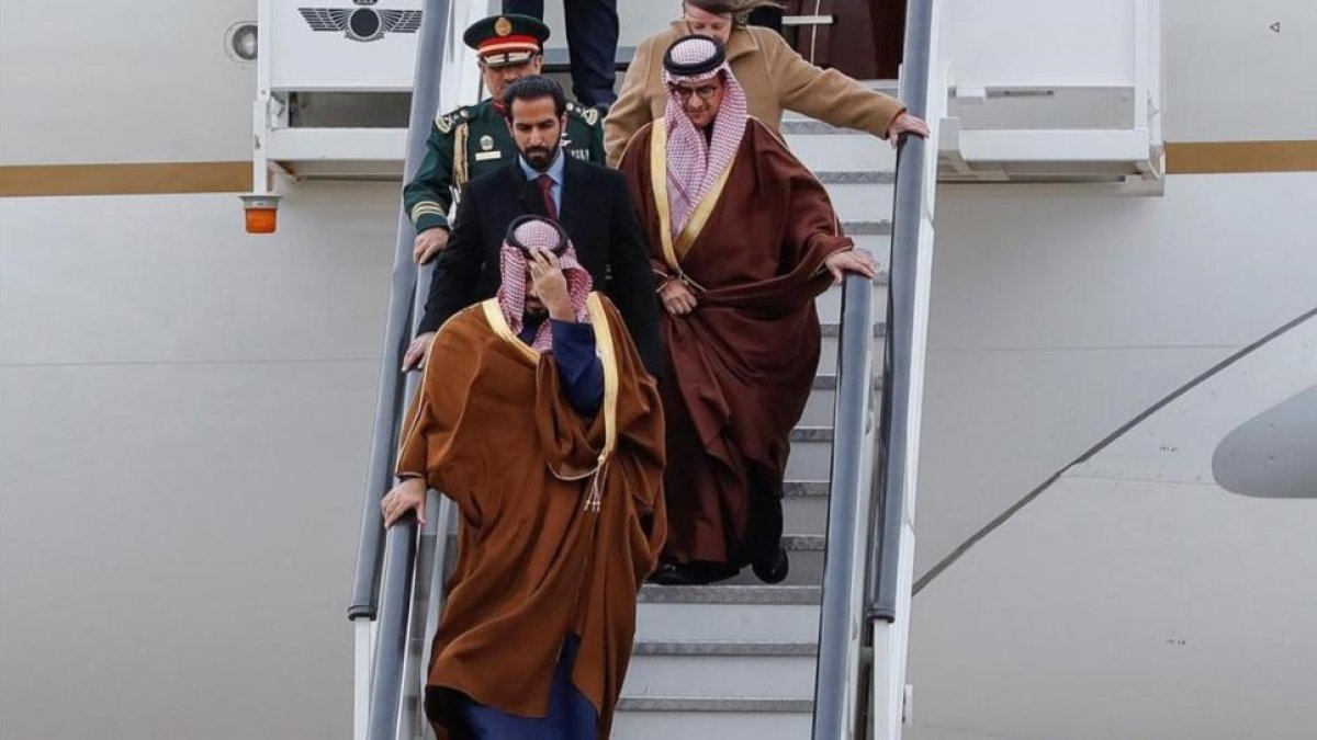 El príncipe heredero saudí, Mohamed Bin Salman, llega a Torrejón de Ardoz (Madrid), este jueves.-/ EFE / EMILIO NARANJO