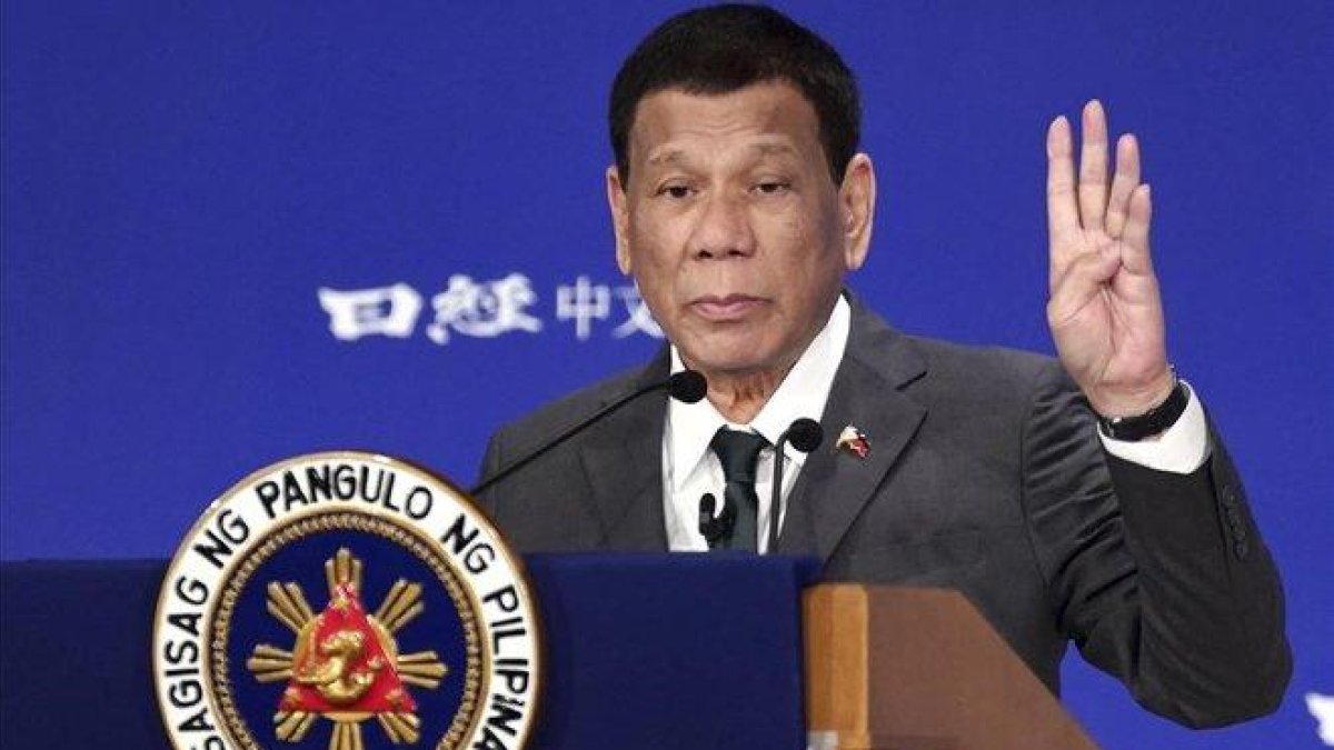 El presidente de Filipinas, Rodrigo Duterte, durante su discurso el pasado viernes en Tokio.-EUGENE HOSHIKO (AP)